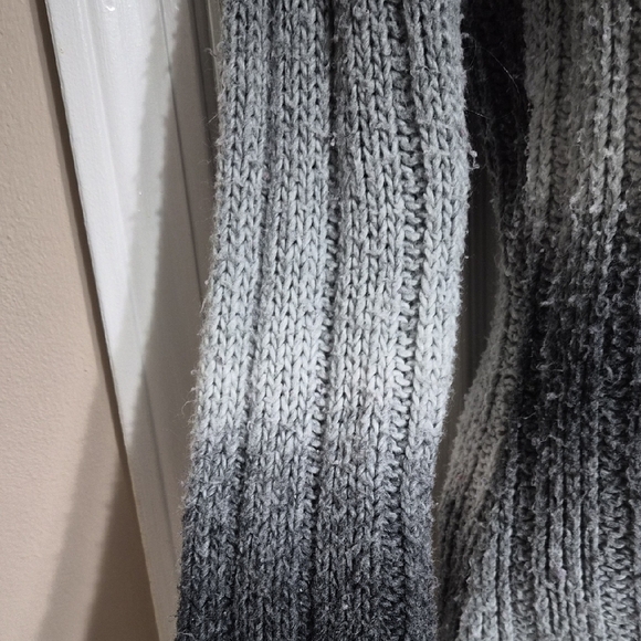 Arizona Jean Company Two Tone Gray Ombre V-Neck Sweater Size Medium - Picture 4 of 9